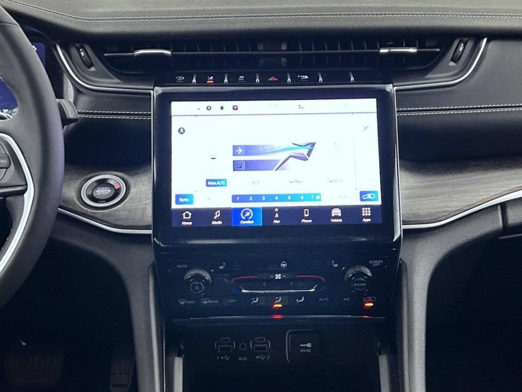 Certified 2023 Jeep Grand Cherokee Limited w/ Black Appearance Package AWD/4WD image 12