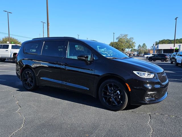 New 2026 Chrysler Pacifica Limited w/ Uconnect Theater Family Group