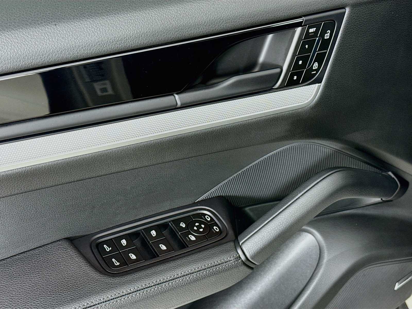 Certified 2025 Porsche Cayenne AWD/4WD image 11