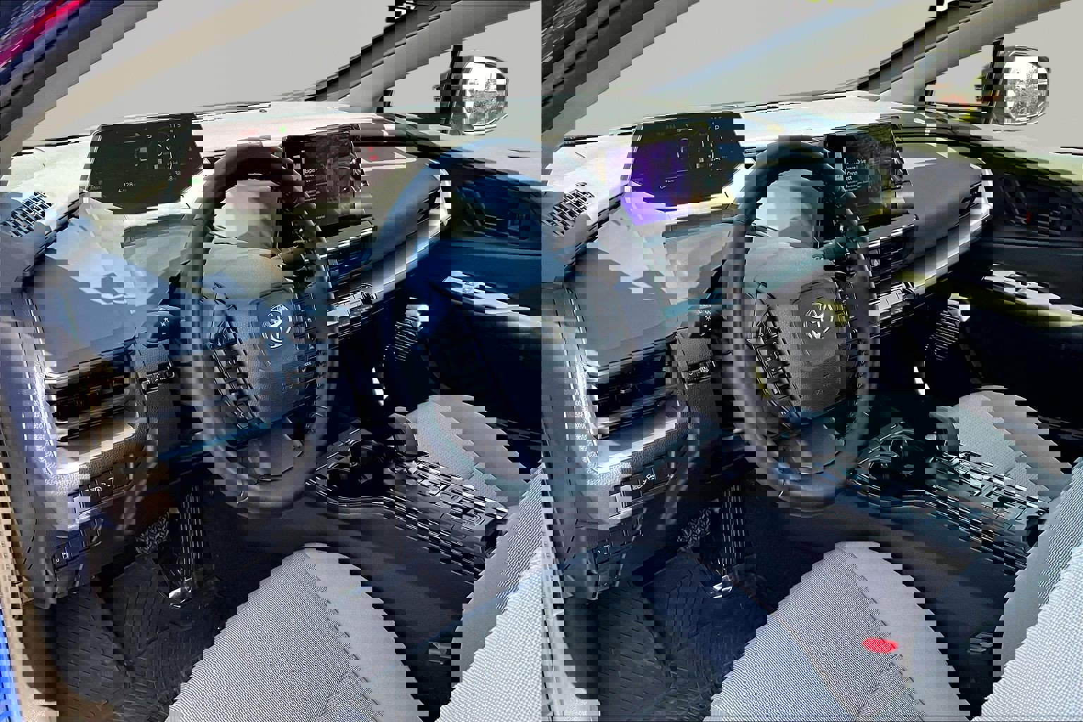 Used 2025 Toyota Prius LE FWD image 17