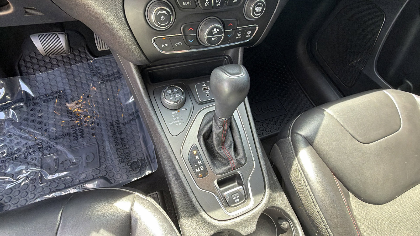 Used 2019 Jeep Cherokee Trailhawk image 31