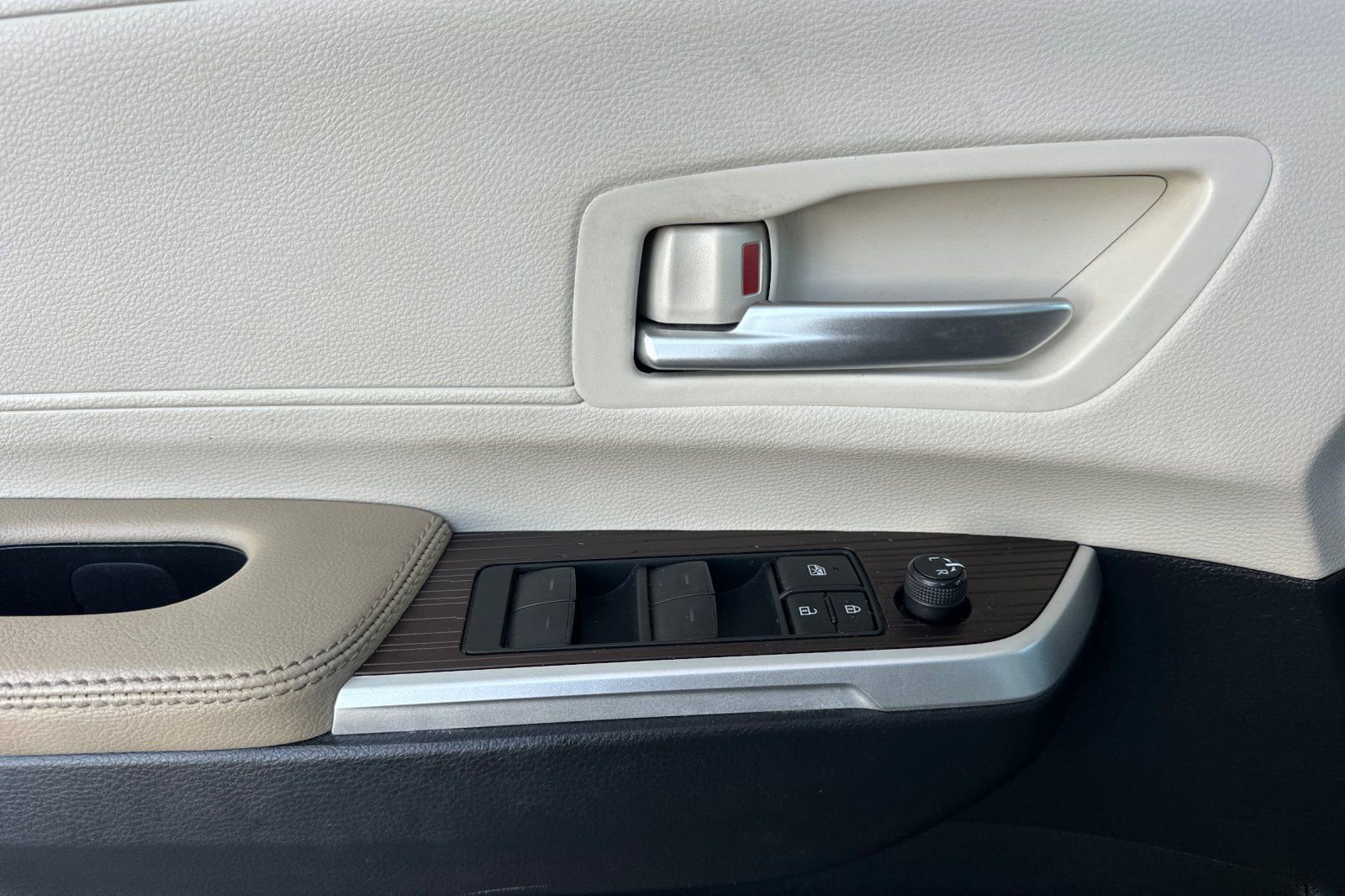 Used 2024 Toyota Sienna XLE image 11