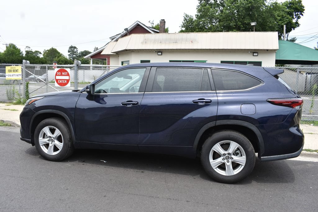 Used 2025 Toyota Highlander LE FWD image 9