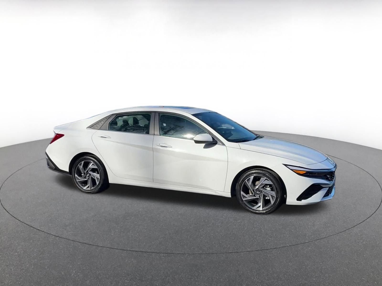 Used 2025 Hyundai Elantra SEL image 2