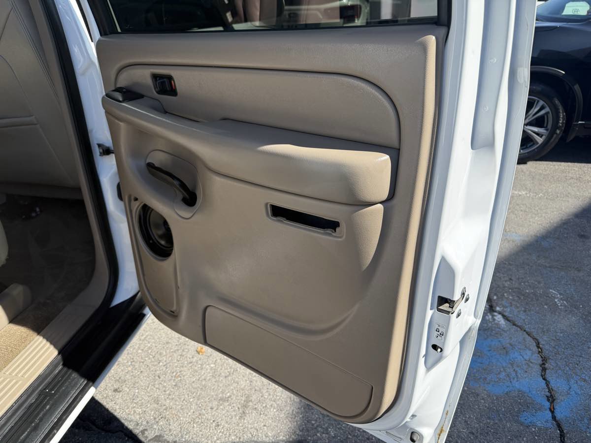 Used 2006 Chevrolet Suburban 2500 LT w/ Preferred Equipment Group image 19