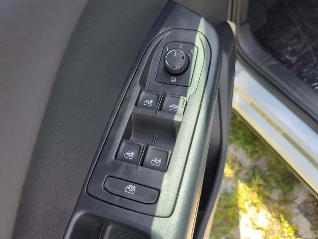 New 2026 Volkswagen Taos SE FWD image 16