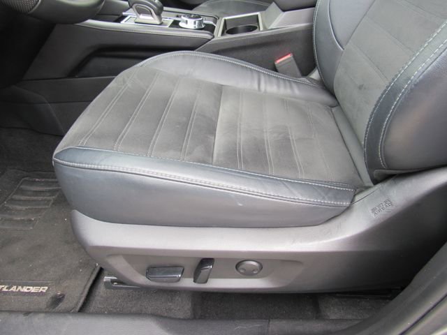 Used 2023 Mitsubishi Outlander SE image 24