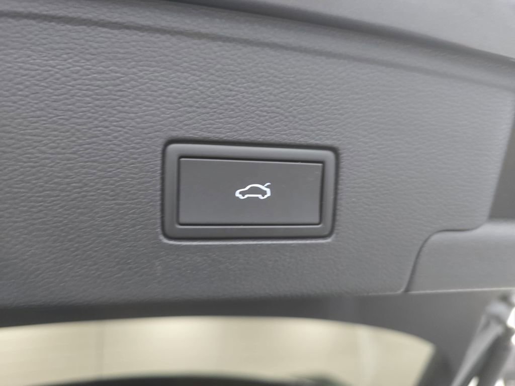 Used 2021 Volkswagen Atlas Cross Sport SE image 29