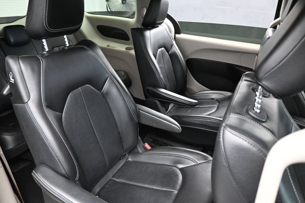 Used 2022 Chrysler Pacifica Touring-L FWD image 47