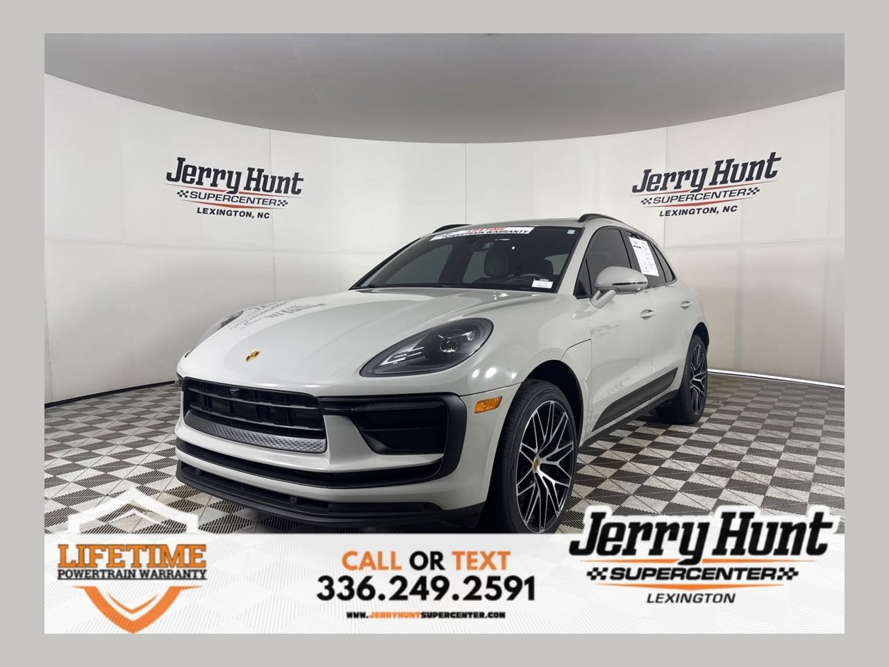 Used 2022 Porsche Macan AWD/4WD image 1