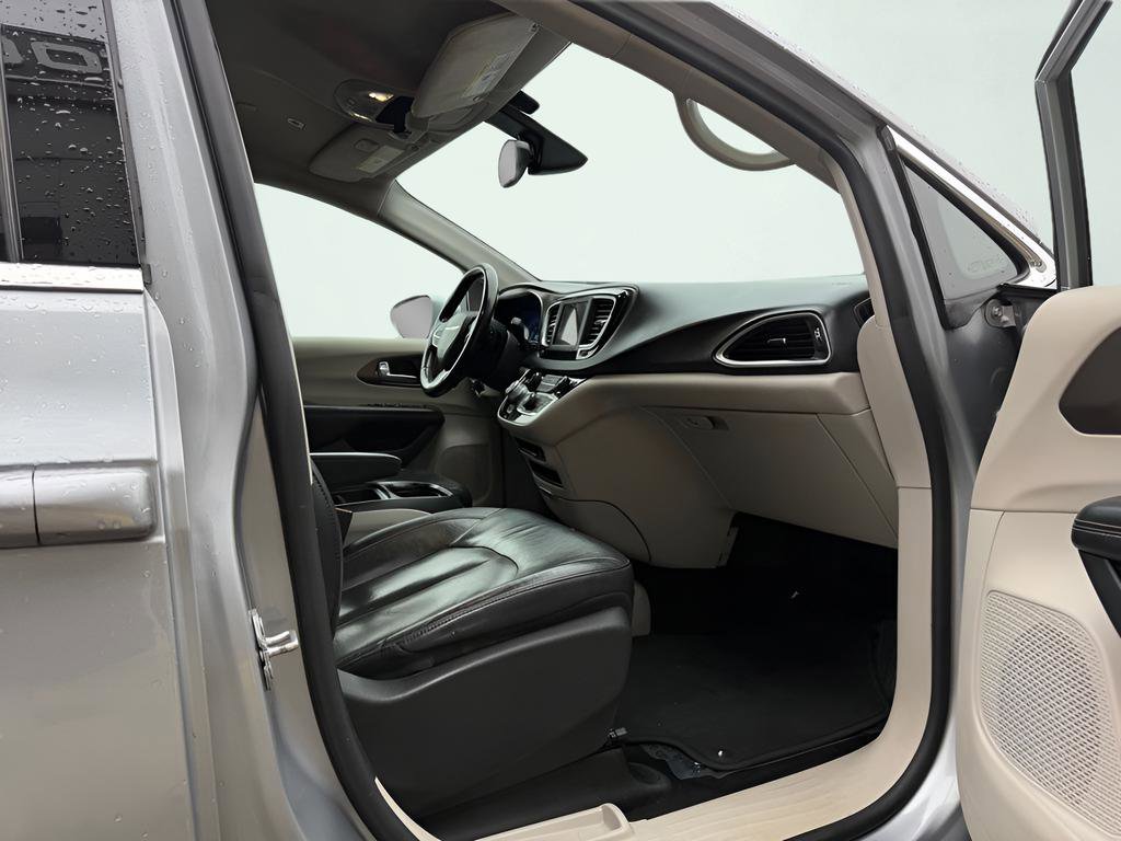Used 2019 Chrysler Pacifica Touring-L FWD image 37