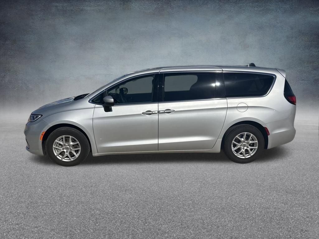 Used 2023 Chrysler Pacifica Touring-L video 2