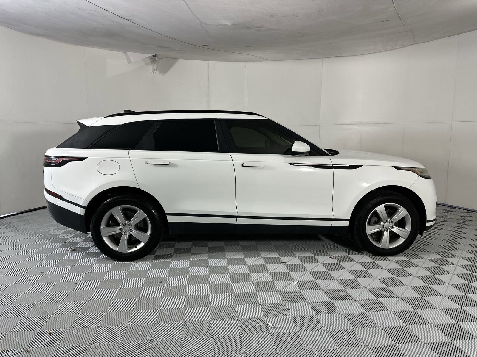 Used 2019 Land Rover Range Rover Velar S image 9