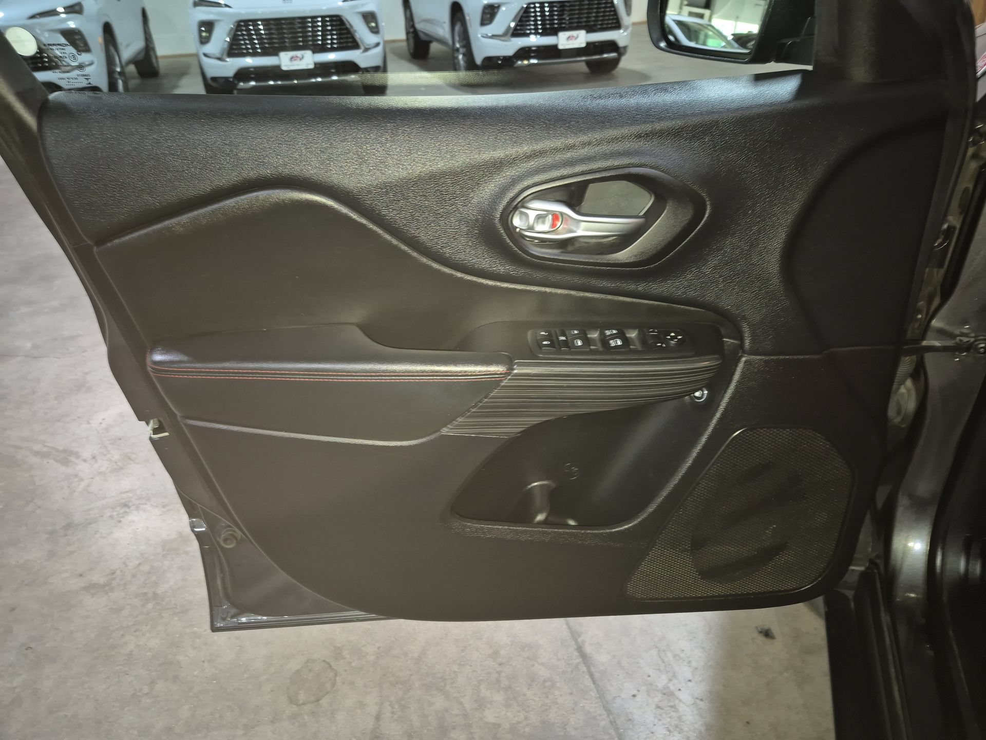 Used 2016 Jeep Cherokee Trailhawk w/ Comfort/Convenience Group AWD/4WD image 23