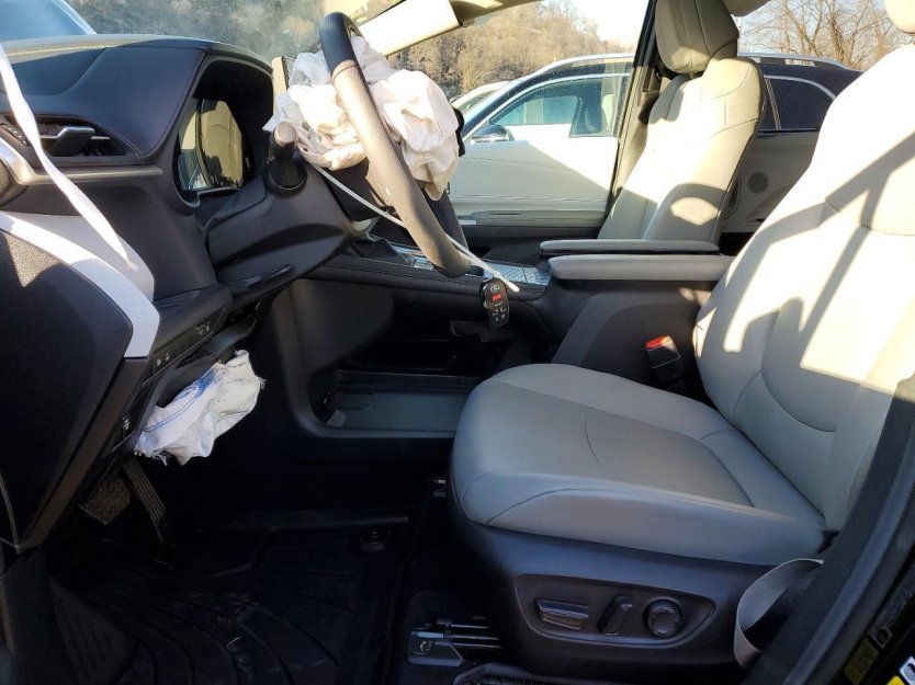 Used 2025 Toyota Sienna XLE image 6