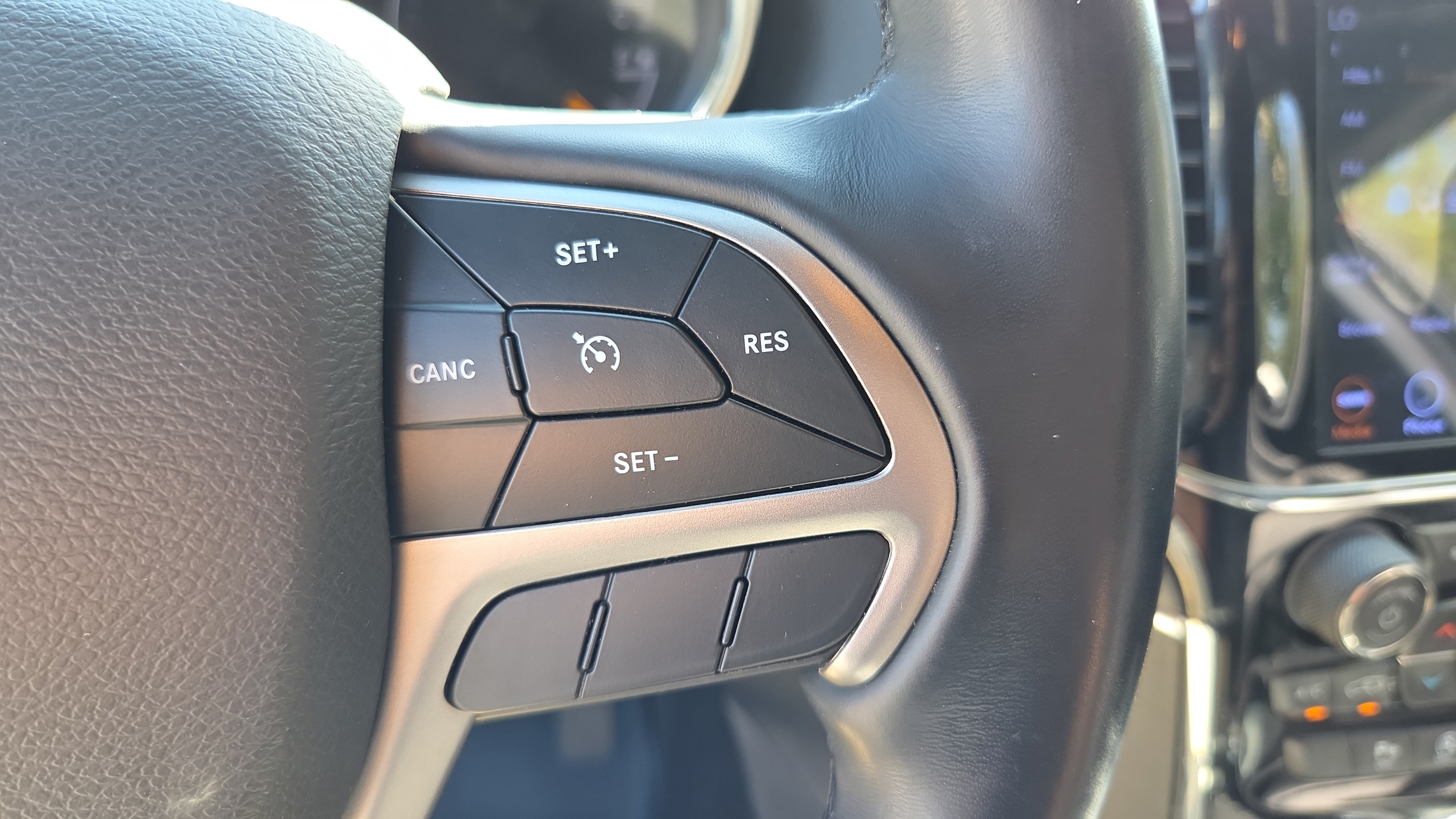 Used 2020 Jeep Grand Cherokee Limited AWD/4WD image 32