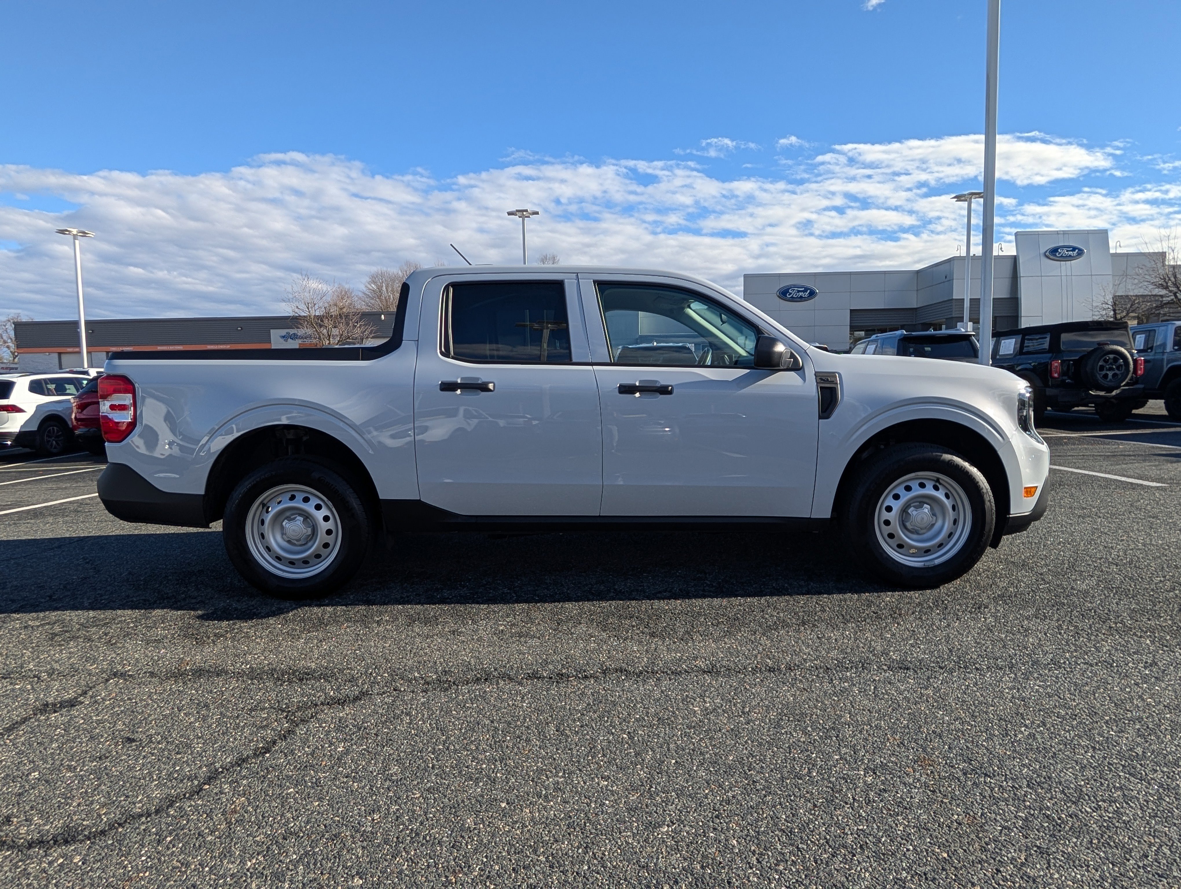 Certified 2025 Ford Maverick XL w/ Equipment Group 102A image 2