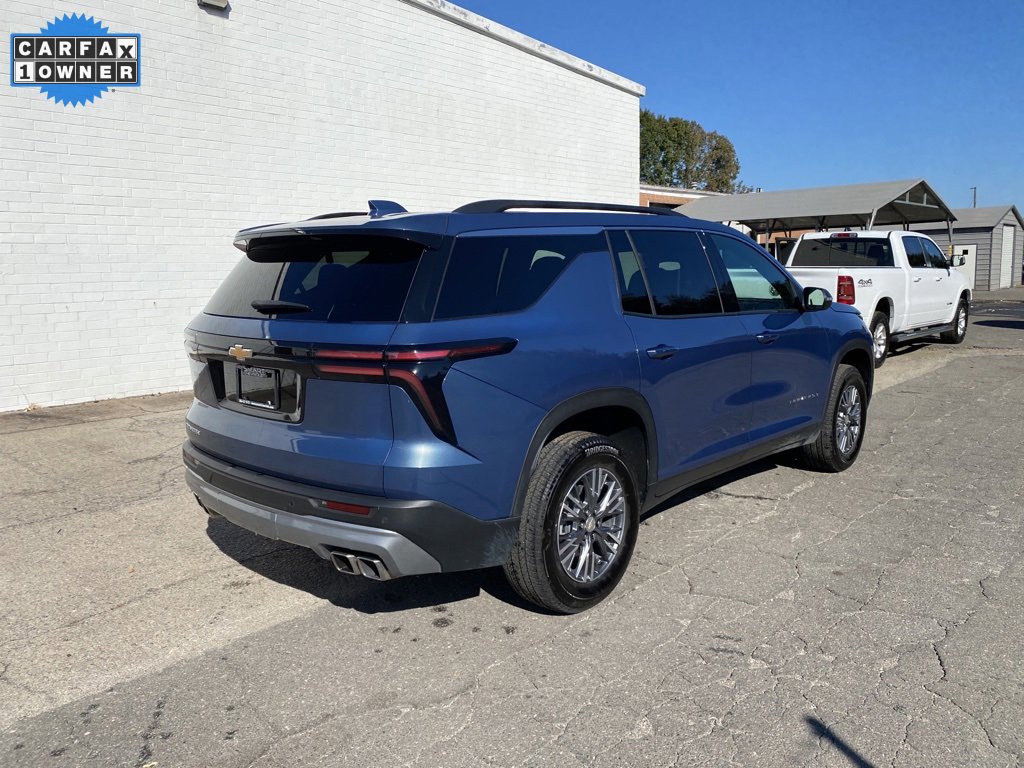 Used 2025 Chevrolet Traverse LT image 2