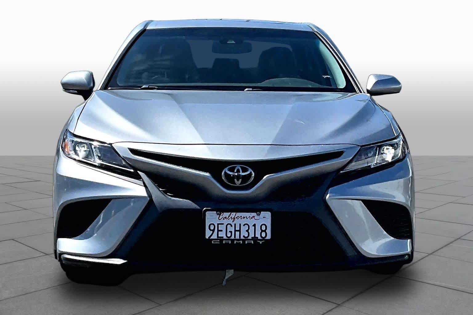Used 2020 Toyota Camry SE w/ Convenience Package FWD image 3