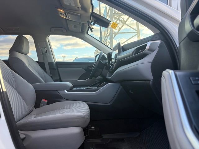 Used 2023 Toyota Highlander L image 19