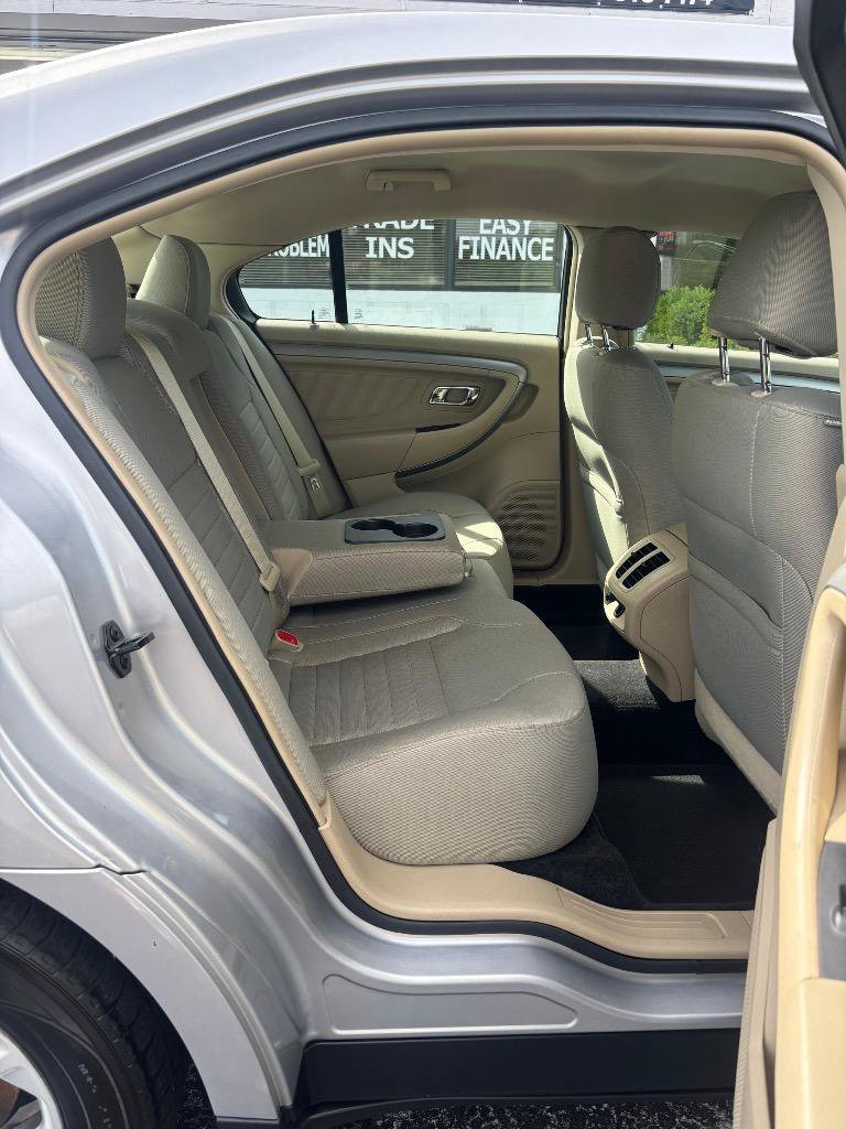 Used 2018 Ford Taurus SE FWD image 25