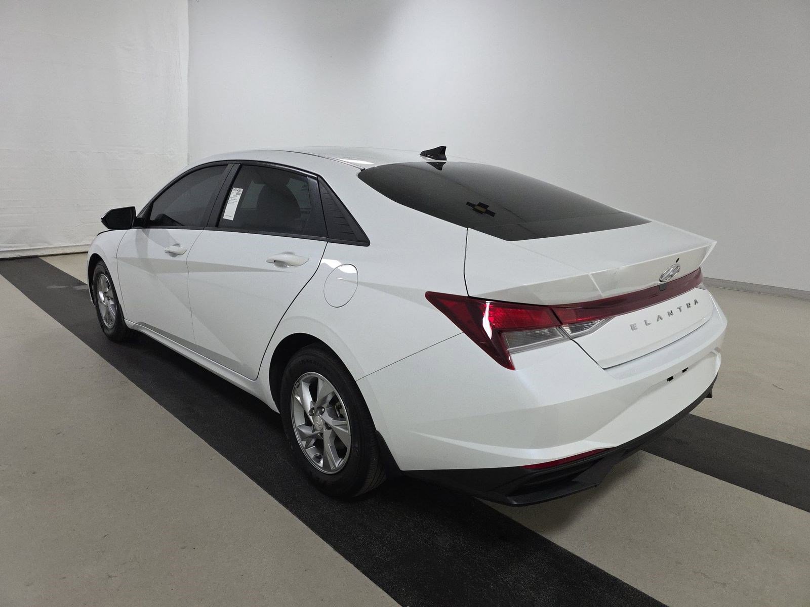 Used 2022 Hyundai Elantra SE FWD image 8