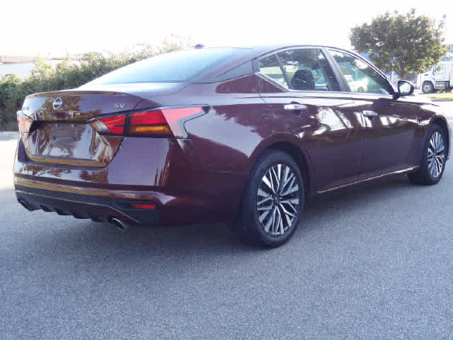 Used 2024 Nissan Altima 2.5 SV w/ SV Premium Package FWD image 3