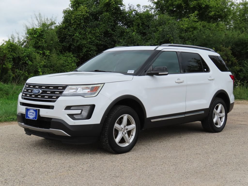 Used 2017 Ford Explorer XLT w/ Equipment Group 202A AWD/4WD image 21