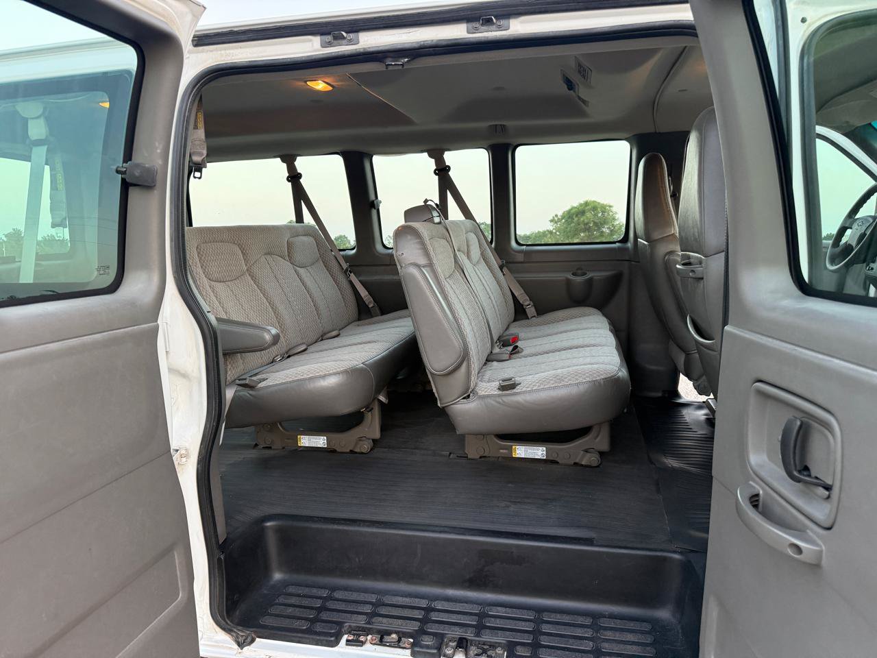 Used 2004 Chevrolet Express 1500 Passenger RWD image 15