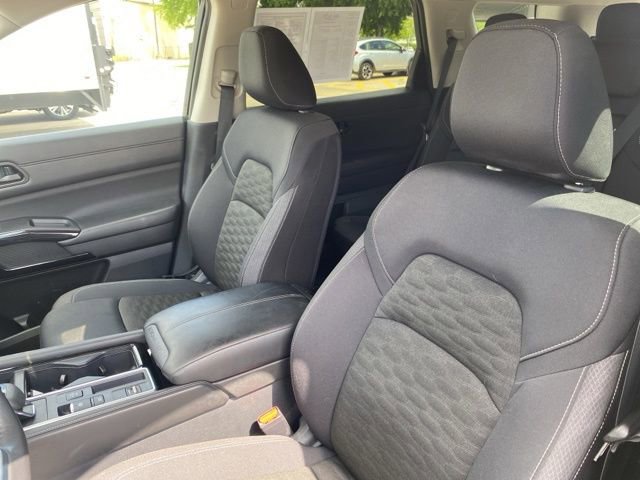 Used 2025 Nissan Pathfinder SV image 17