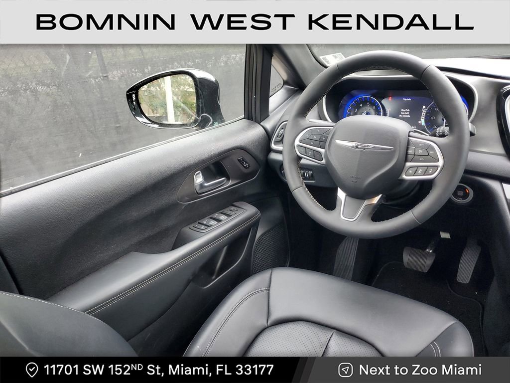 Used 2025 Chrysler Pacifica Select image 15
