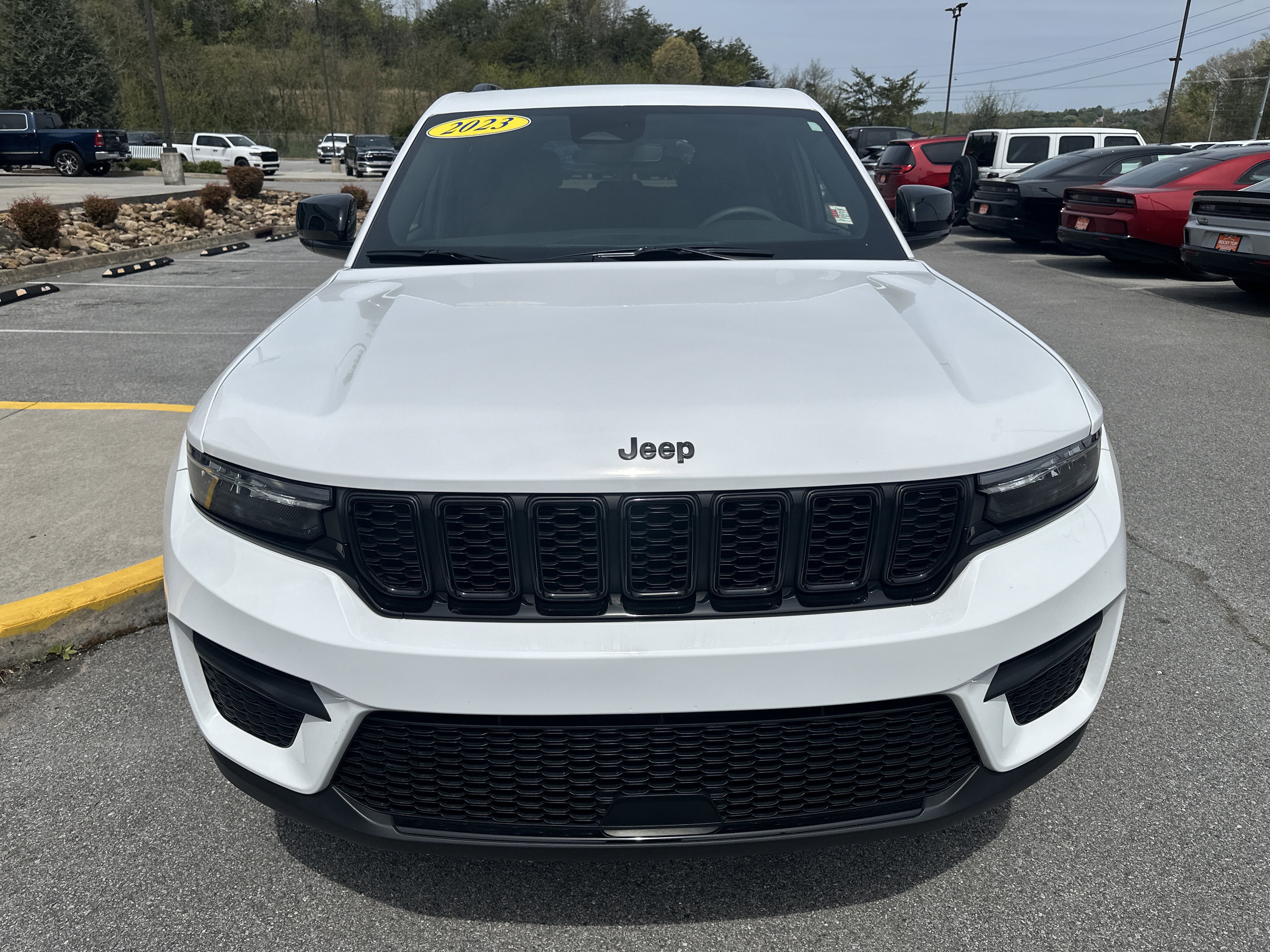 Used 2023 Jeep Grand Cherokee Altitude AWD/4WD image 4