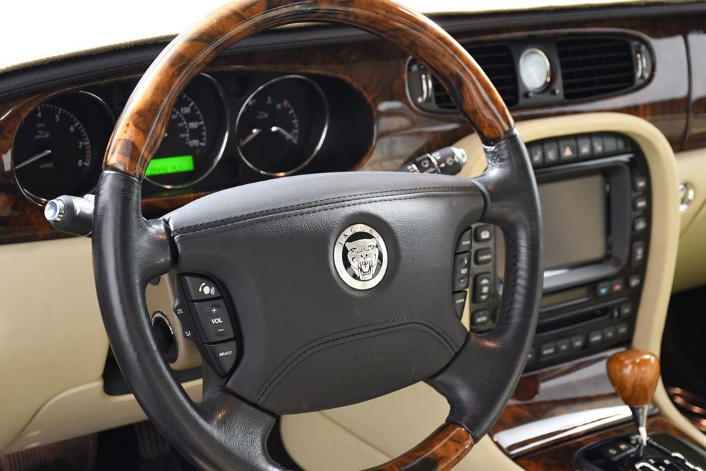 Used 2009 Jaguar XJ8 image 18