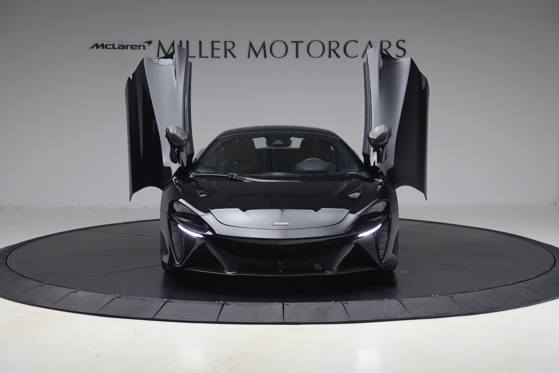 Used 2024 McLaren Artura RWD image 13
