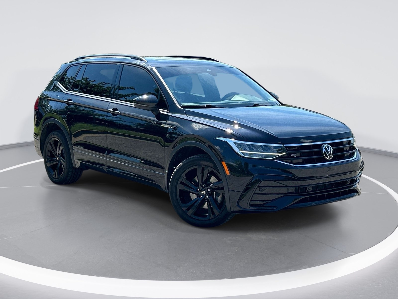 Used 2024 Volkswagen Tiguan SE R-Line FWD image 2