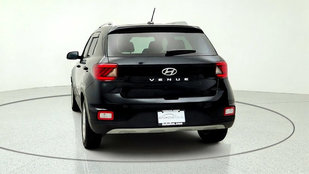Used 2023 Hyundai Venue FWD image 6