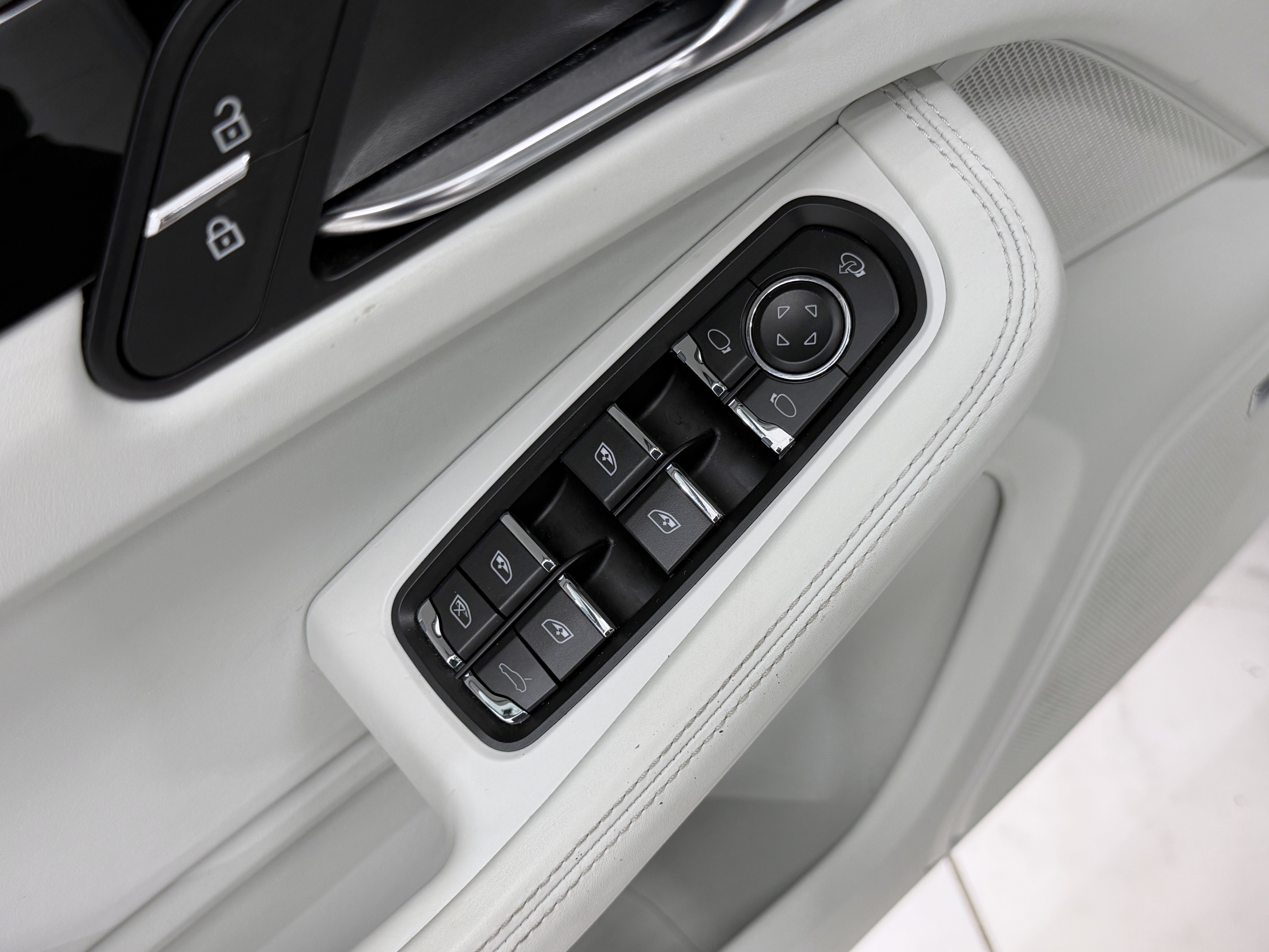 Certified 2023 Porsche Macan Turbo AWD/4WD image 29
