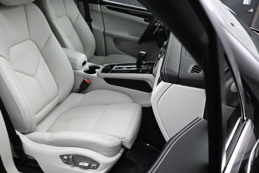 Certified 2024 Porsche Macan AWD/4WD image 11