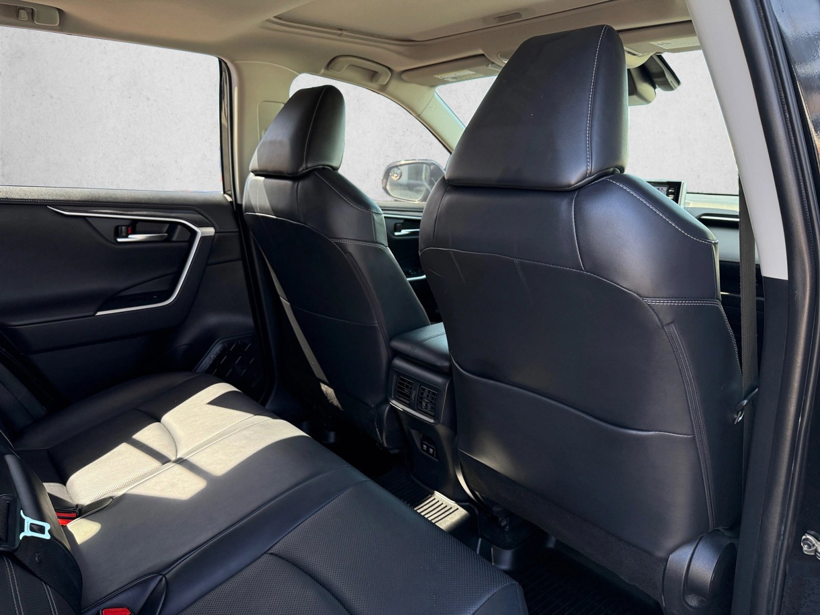 Used 2019 Toyota RAV4 Limited w/ Cold Weather Package AWD/4WD image 26