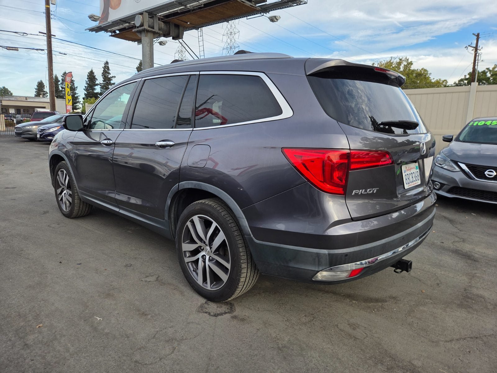 Used 2017 Honda Pilot Touring image 2
