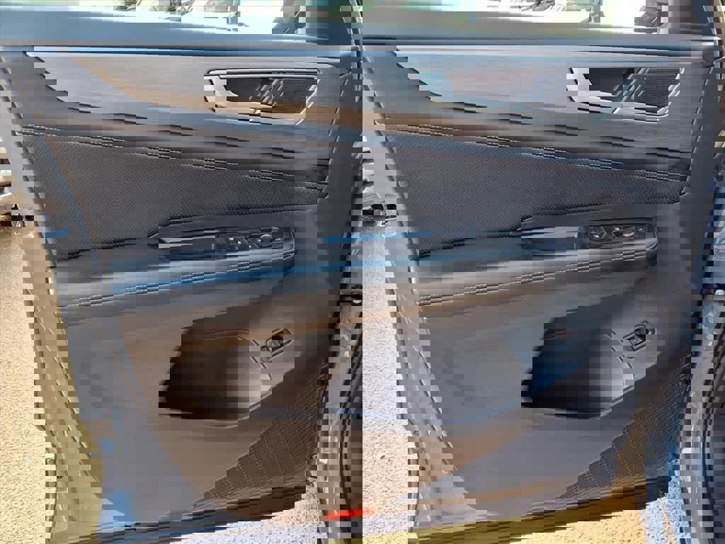 Used 2024 Volkswagen Atlas Cross Sport SE image 13