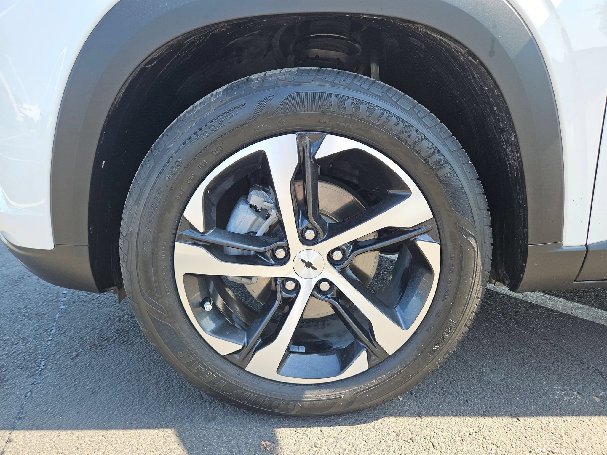 Certified 2025 Chevrolet Trax RS w/ Sunroof Package FWD image 32