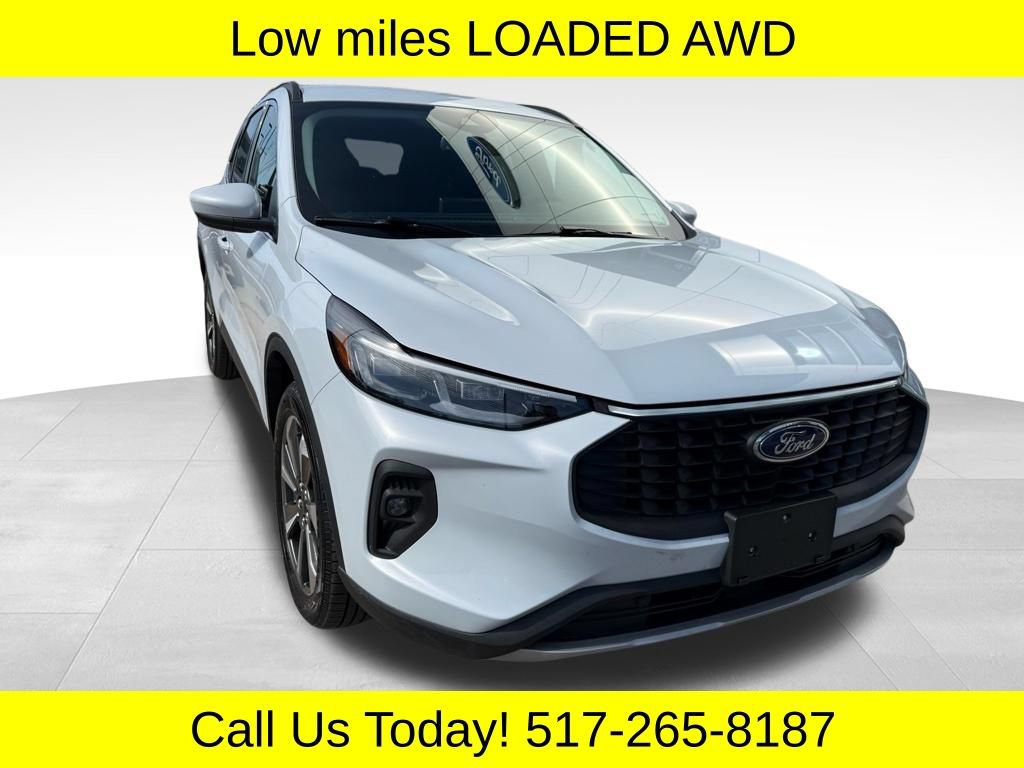 Used 2025 Ford Escape Platinum AWD/4WD image 1