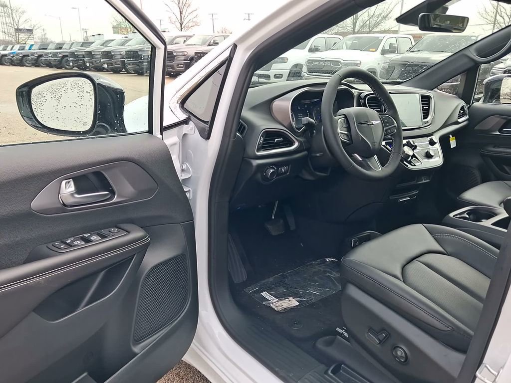 New 2026 Chrysler Voyager LX image 20