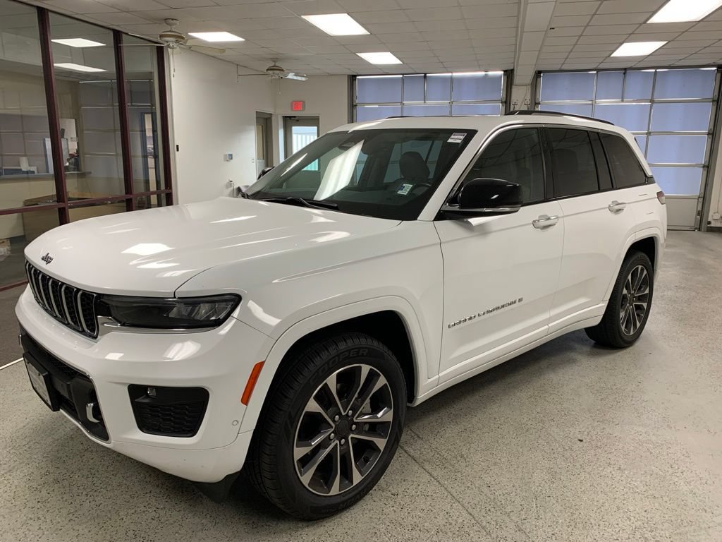 Used 2022 Jeep Grand Cherokee Overland AWD/4WD image 2