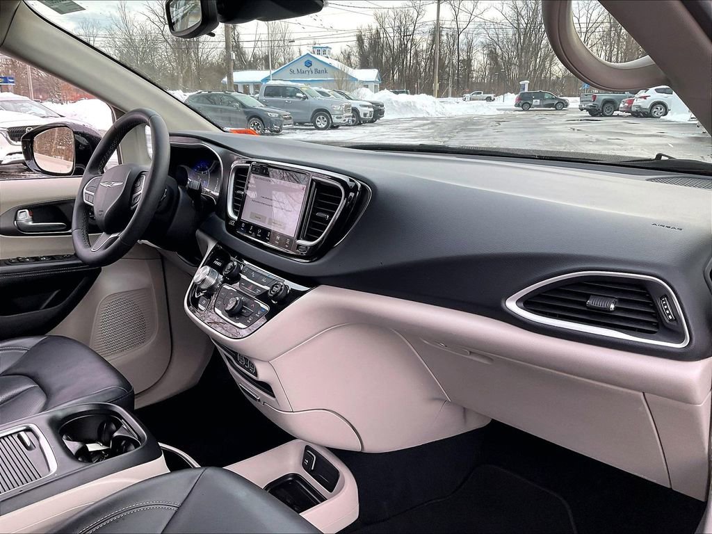 Used 2024 Chrysler Pacifica Touring-L FWD image 14