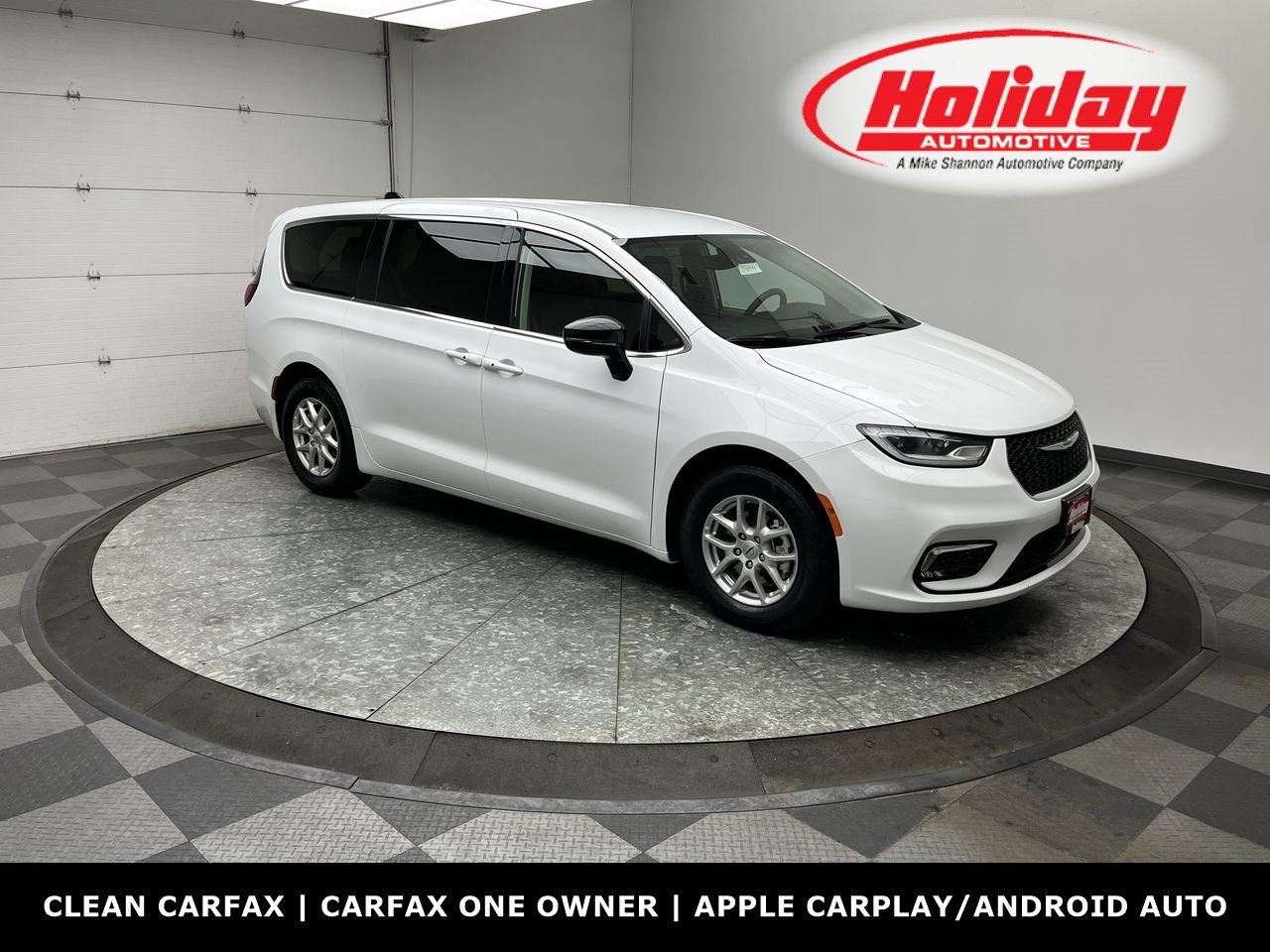 Used 2024 Chrysler Pacifica Touring-L FWD image 1