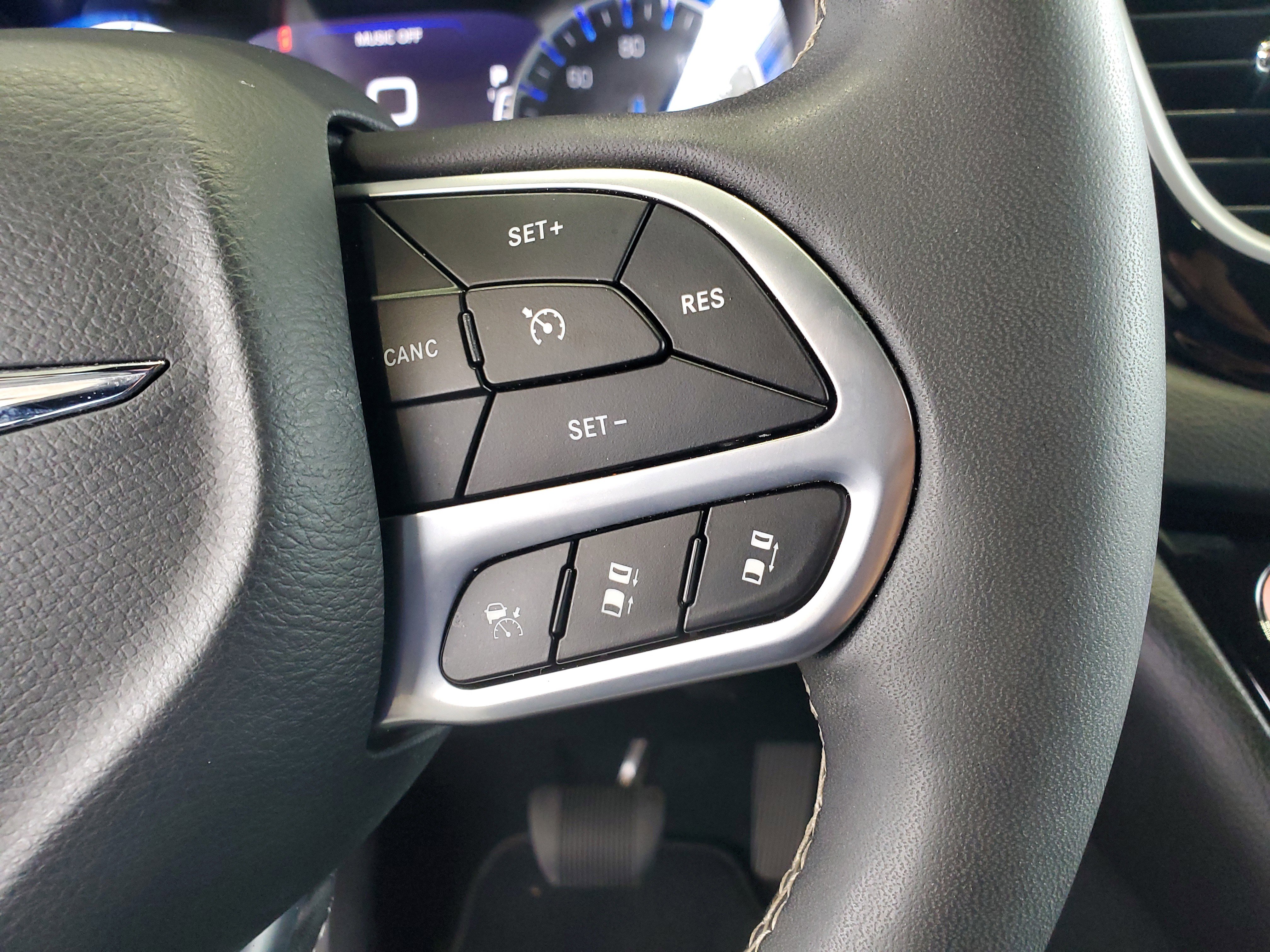 Used 2025 Chrysler Pacifica Select FWD image 24