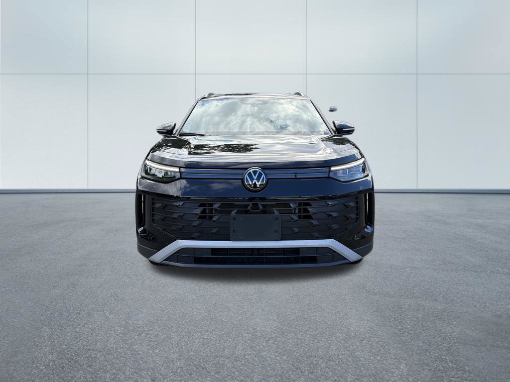 Used 2025 Volkswagen Tiguan SE AWD/4WD image 3
