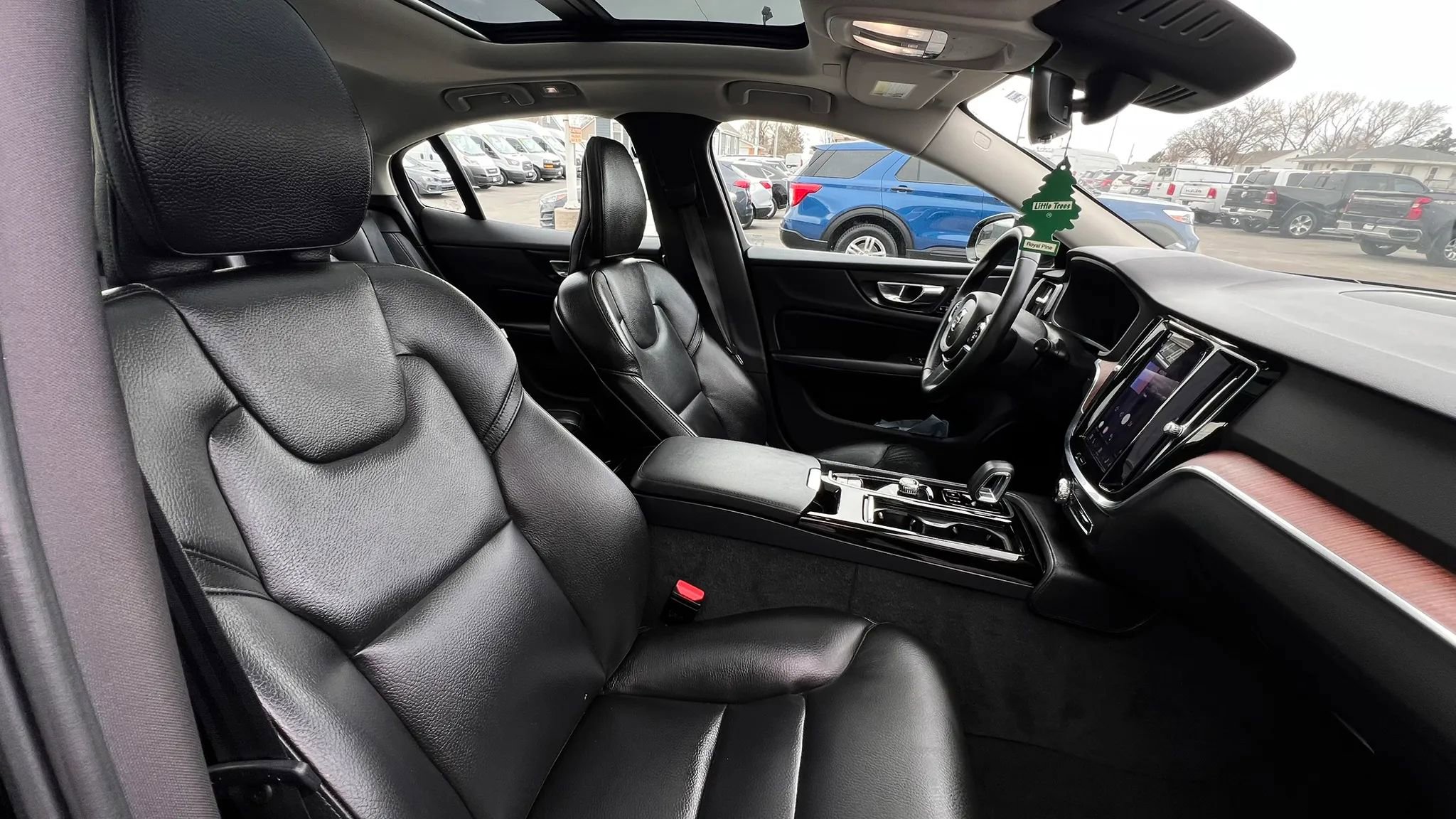 Used 2023 Volvo S60 T8 Plus image 34